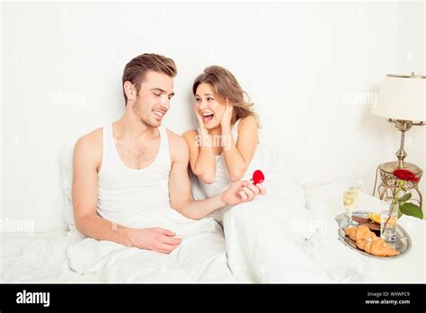 M Re Et Fille Sur Lit Banque De Photographies Et D Images Haute M Re Et Fille Sur Lit Banque De Photographies Et D Images Haute