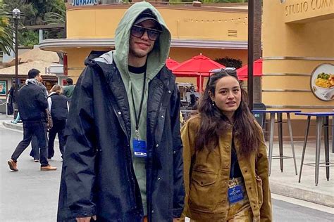 Pete Davidson And Chase Sui Wonders Hold Hands And Kiss During Pete Davidson And Chase Sui Wonders Hold Hands And Kiss During