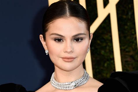 Selena Gomez Proudly Poses In A Bikini Dances On A Yacht And Does Not Selena Gomez Proudly Poses In A Bikini Dances On A Yacht And Does Not